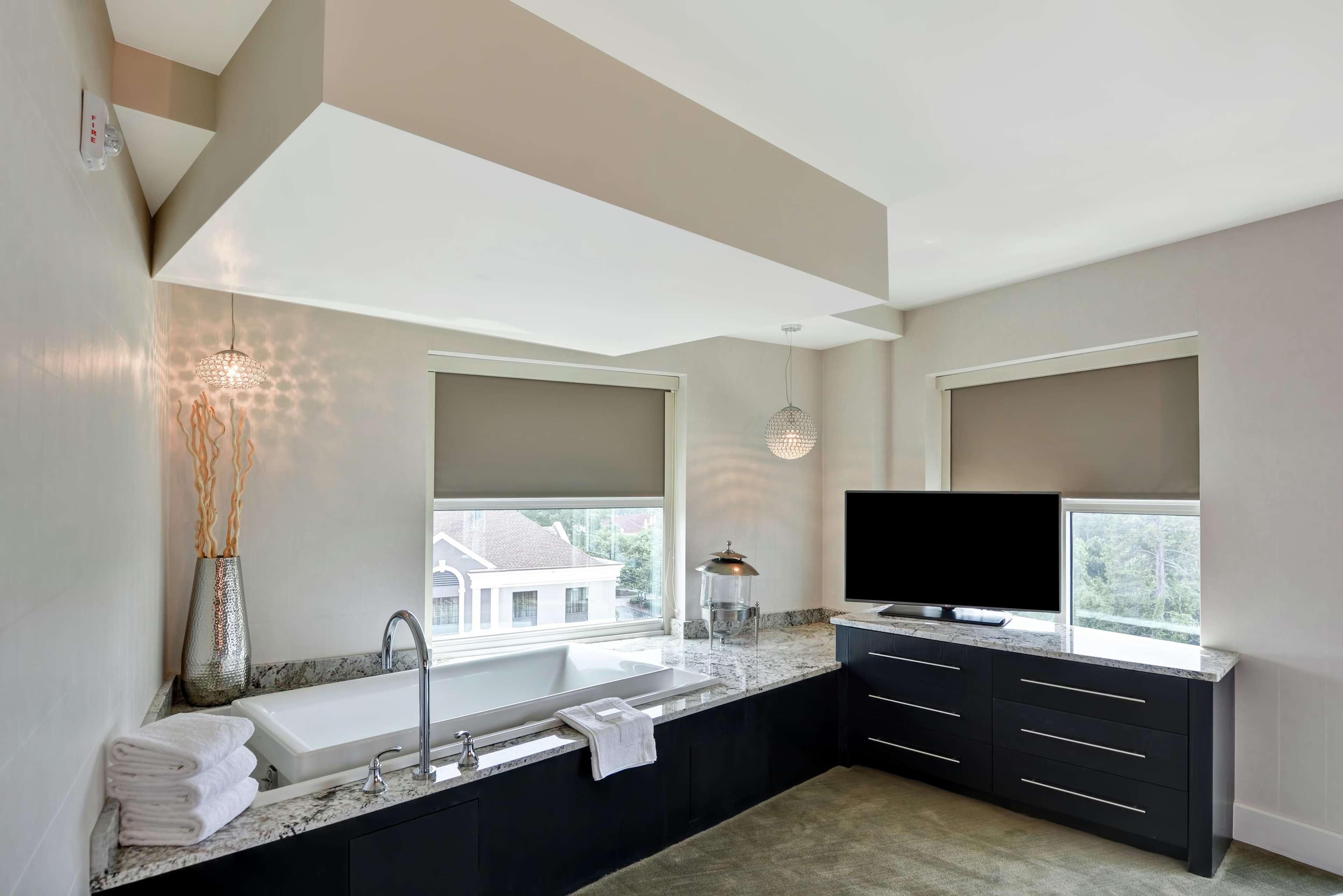 Hilton Garden Inn Raleigh/Crabtree Valley Екстер'єр фото
